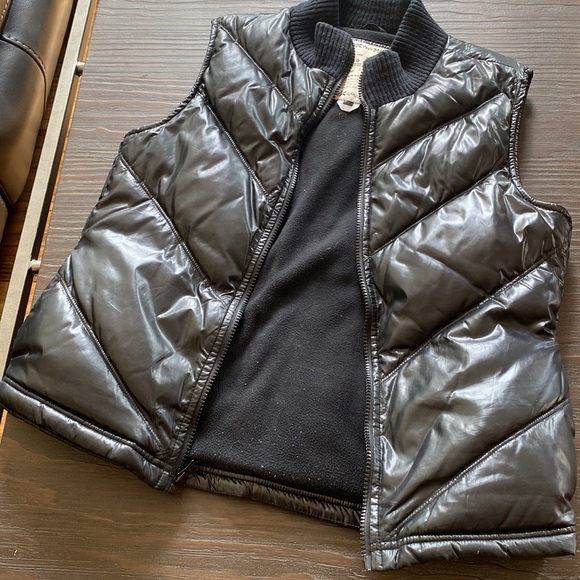 Old navy ladies polyester filled thick vest in size small. - Picture 4 of 8